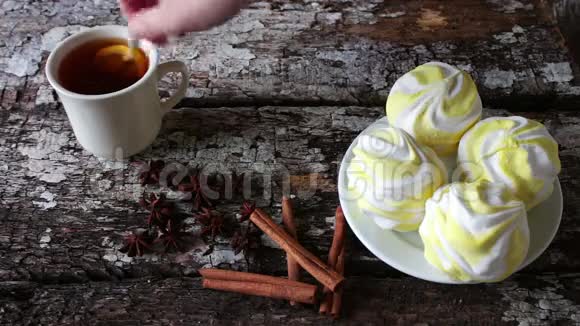 棉花糖在一个时尚的木制背景视频的预览图