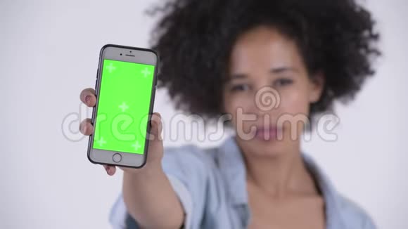 年轻快乐的非洲女人带着电话视频的预览图