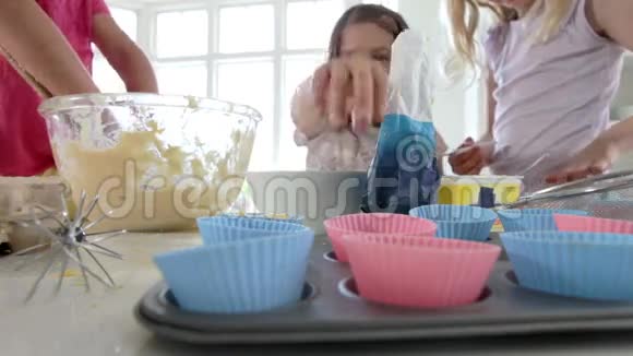 三个小女孩一起做蛋糕视频的预览图