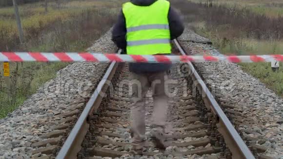 铁路员工在铁路上的警示带后面视频的预览图