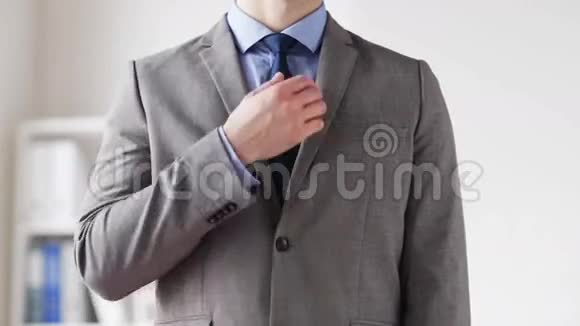 穿上西装调整领带的男人视频的预览图