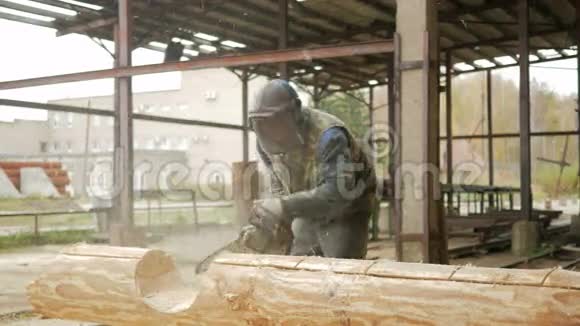 人类为未来的家砍柴电锯护面罩上施工人员的面部及大量锯末机库视频的预览图