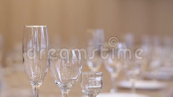 提供香槟葡萄酒和伏特加的空杯放在餐厅的节日桌上重点放在玻璃器皿上视频的预览图