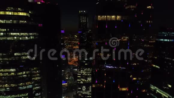 莫斯科国际商务中心摩天大楼的夜间空中拍摄视频的预览图