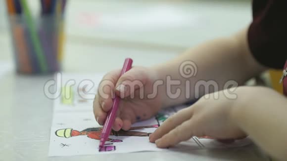 不知名的小孩用毡尖画图画视频的预览图