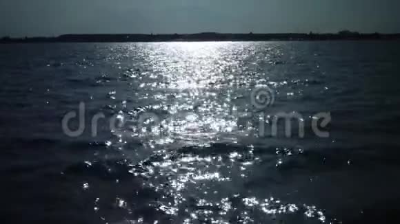海水中太阳的倒影黑海视频的预览图