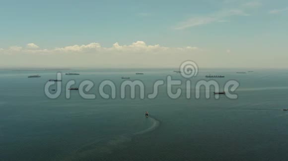 马尼拉湾有船鸟瞰视频的预览图