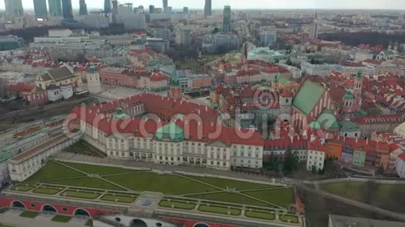 华沙天际线的鸟瞰与老城视频的预览图