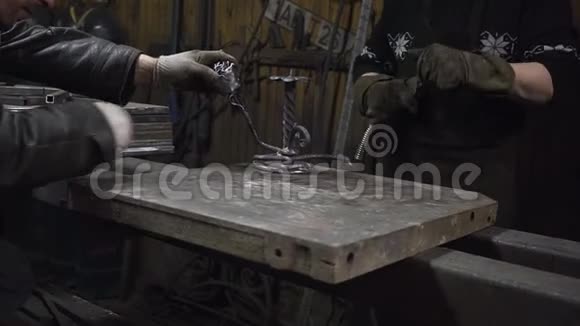 铁匠用玫瑰和马蹄铁做金属烛台视频的预览图