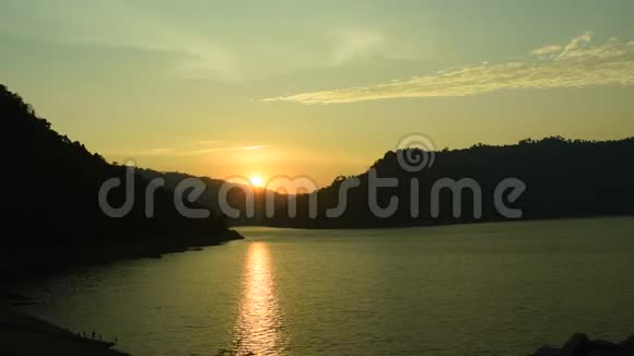 泰国河畔山后日出视频的预览图