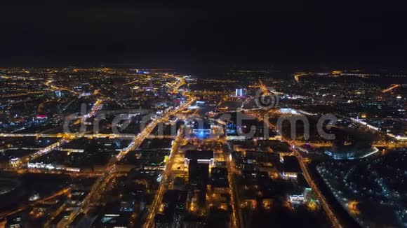 冬季无人驾驶飞机从空中向明斯克市的夜间住宅和商业建筑射击视频的预览图