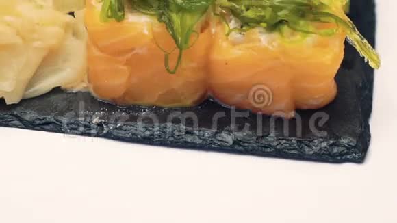 白色背景的寿司视频的预览图