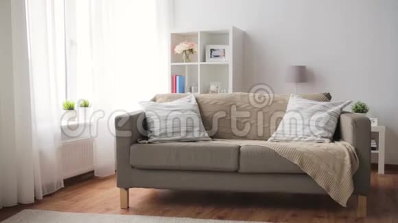 沙发配有舒适的家庭客厅坐垫视频的预览图