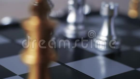 国际象棋片段的商业对抗视频的预览图