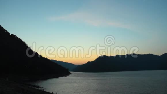 泰国河畔山后日出视频的预览图
