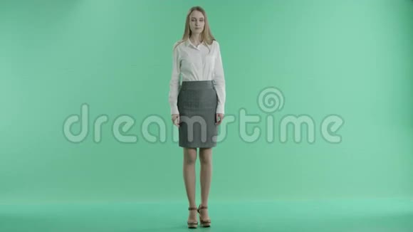 商业女性和绿色屏幕上的触摸屏技术视频的预览图