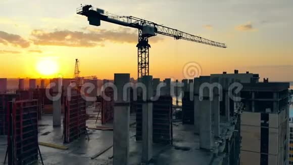 日落时分用起重机建造城市建筑工地视频的预览图