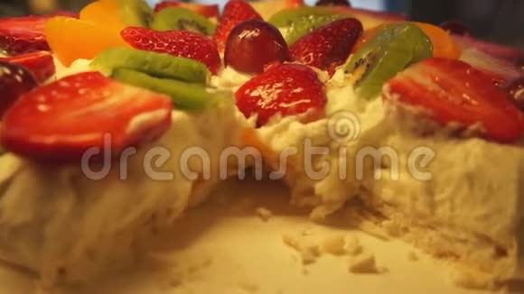 新鲜草莓蛋糕特写在桌子上视频的预览图