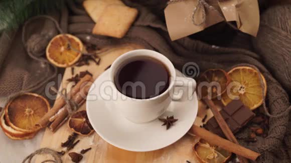 在白色的杯子里用勺子搅拌蜂蜜的冬茶视频的预览图