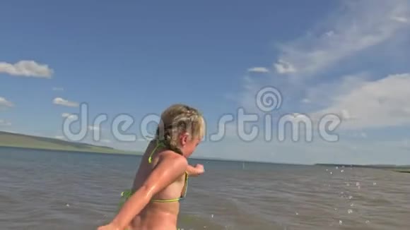 小孩子在水里跑视频的预览图