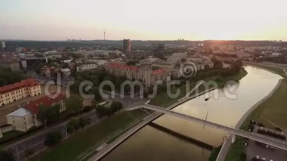 维尔纽斯城市景观内里斯河旧城和白桥的背景立陶宛视频的预览图