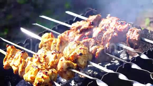 烤架上的鸡肉和小牛肉烤肉视频的预览图