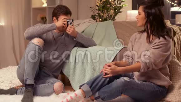 在家拍照的幸福夫妻视频的预览图