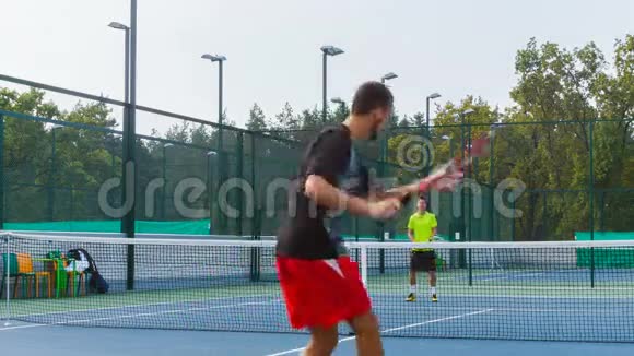 教练或教师在室外球场打网球职业体育运动员培训视频的预览图