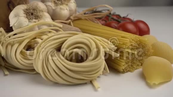 意大利菜用的意大利面蔬菜草药和香料视频的预览图