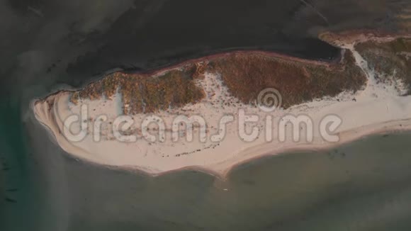 沙滩和大海的无人机景视频的预览图