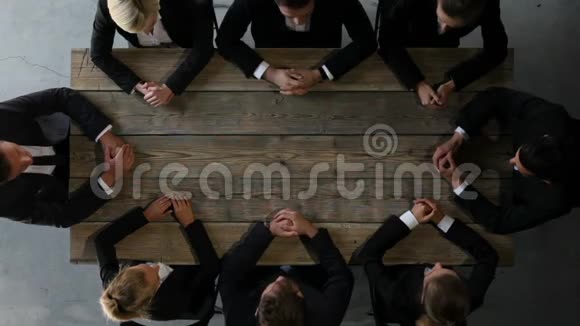 商务团队坐在桌边视频的预览图