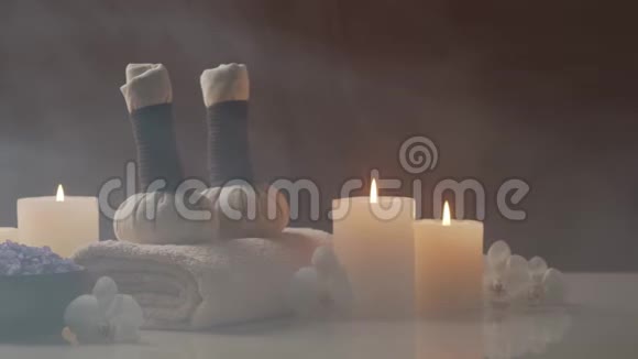 水疗背景毛巾蜡烛花石头和草药球按摩东方疗法健康和冥想视频的预览图