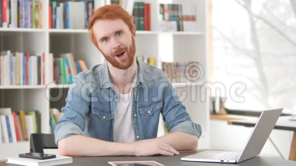 会说话的红发男子在办公室视频的预览图