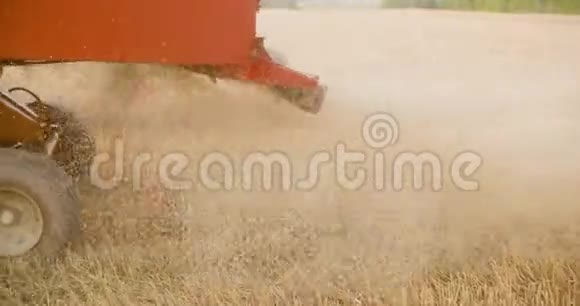 收获联合收割机收割小麦视频的预览图