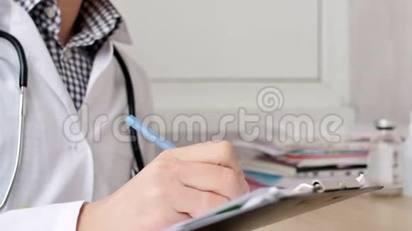 医疗专业医生在剪贴板上书写RX处方视频的预览图