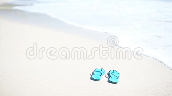 海边的彩色蓝触发器视频的预览图