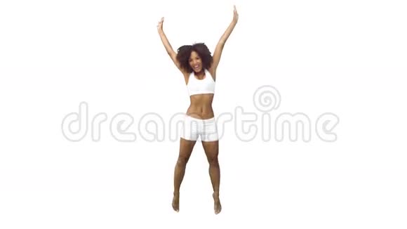 穿着训练服的女人慢动作跳跃视频的预览图