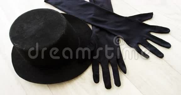 舞蹈室的保龄球帽和黑色手套视频的预览图