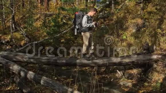 游客在森林中乘山河拍摄风景人拍摄如画的景色他拍照和拍照视频的预览图