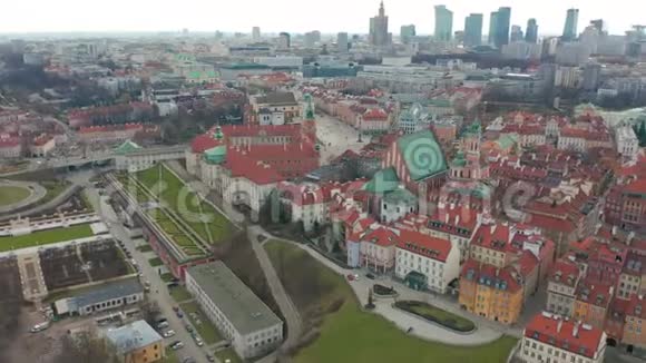 华沙天际线的鸟瞰与老城视频的预览图