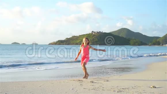 暑假期间海滩可爱的活泼小女孩视频的预览图