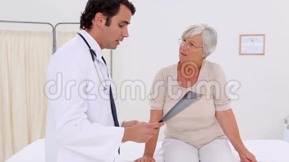 一位严肃的医生在谈论她的病人视频的预览图