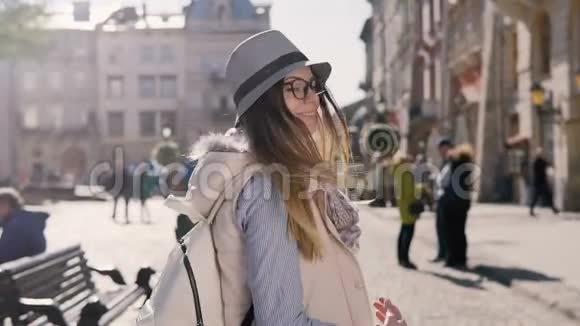 帽子里的女孩肖像视频的预览图