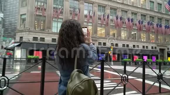 雨中漫步曼哈顿的年轻女子视频的预览图