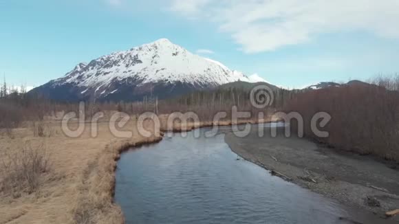 阿拉斯加春天野河的鸟瞰图视频的预览图