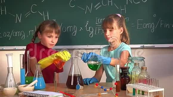 化学课的孩子视频的预览图