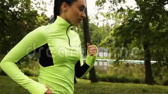 跑步的女人在公园里跑步视频的预览图
