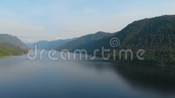 泰莱斯科湖的鸟瞰图视频的预览图