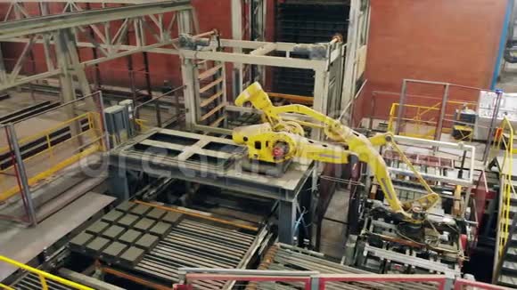 现代机械臂正在工业工厂移动视频的预览图