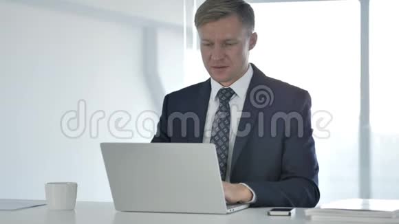 商人庆祝成功在笔记本电脑上工作视频的预览图